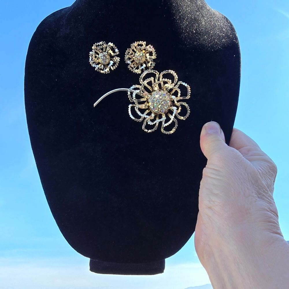 VTG Sarah Coventry 60s Floral Brooch & Clip‑On Earrings Set – Gold Tone, Boxed